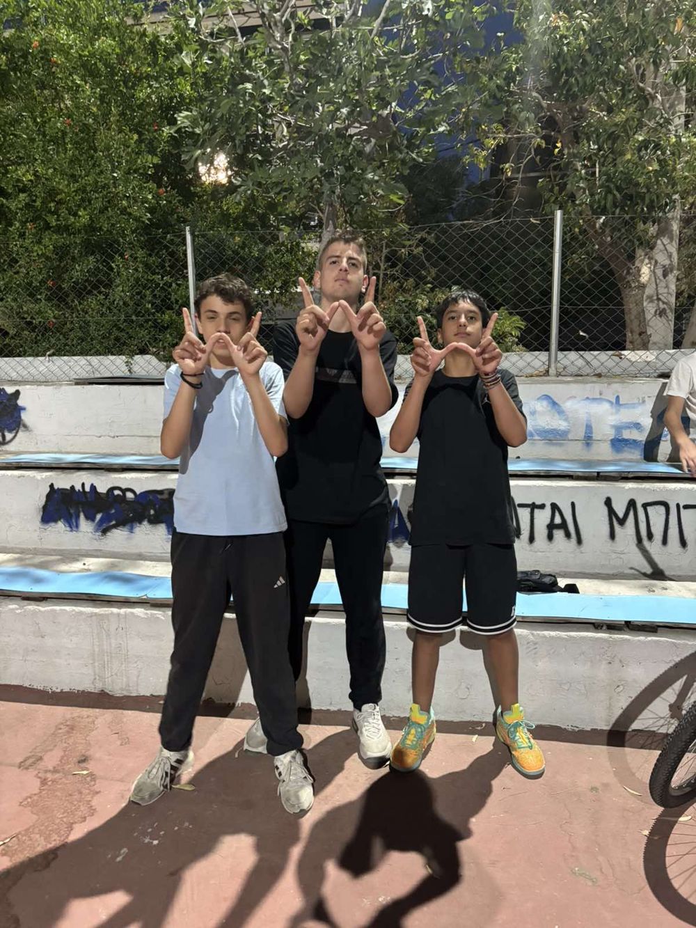 Παίκτες κάνουν το σήμα W